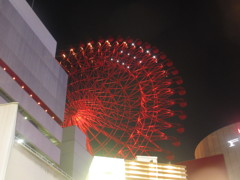 梅田の街中にそびえたつ観覧車