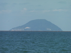 博多港から見える玄海島