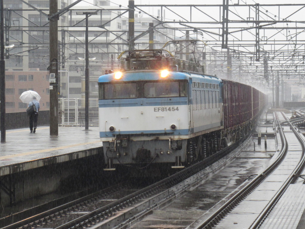 EF81-454 貨物の雨の日の通過　①
