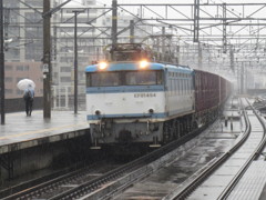 EF81-454 貨物の雨の日の通過　①