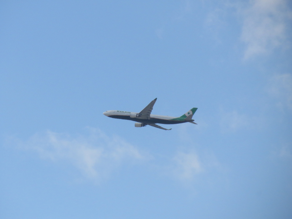 空を飛ぶ飛行機　②
