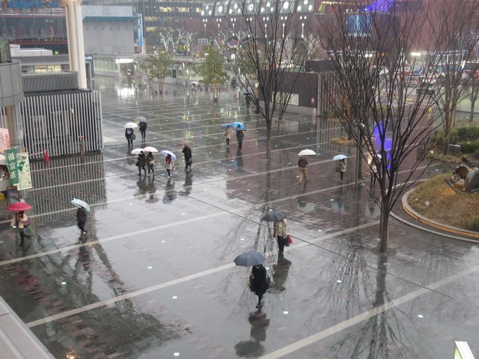 雨の日の博多駅付近にて①