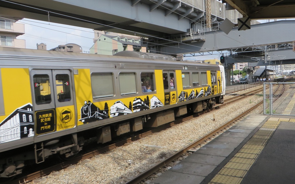 JR九州811系の塗装車両通過