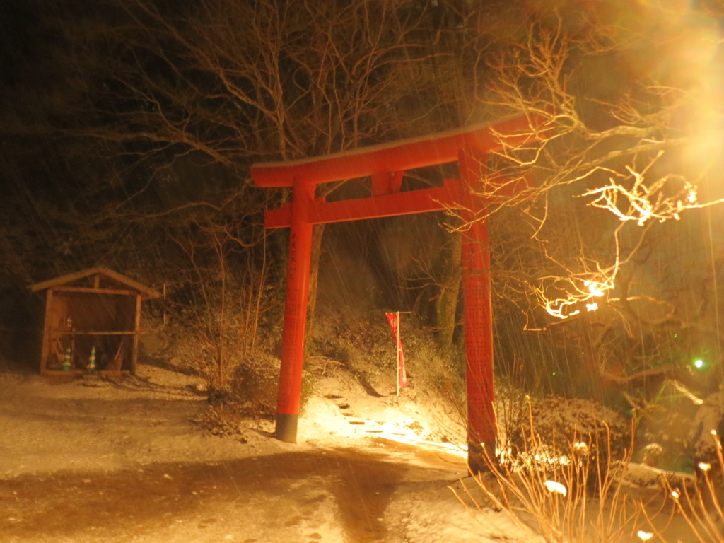 雪の夜の神社　⑩