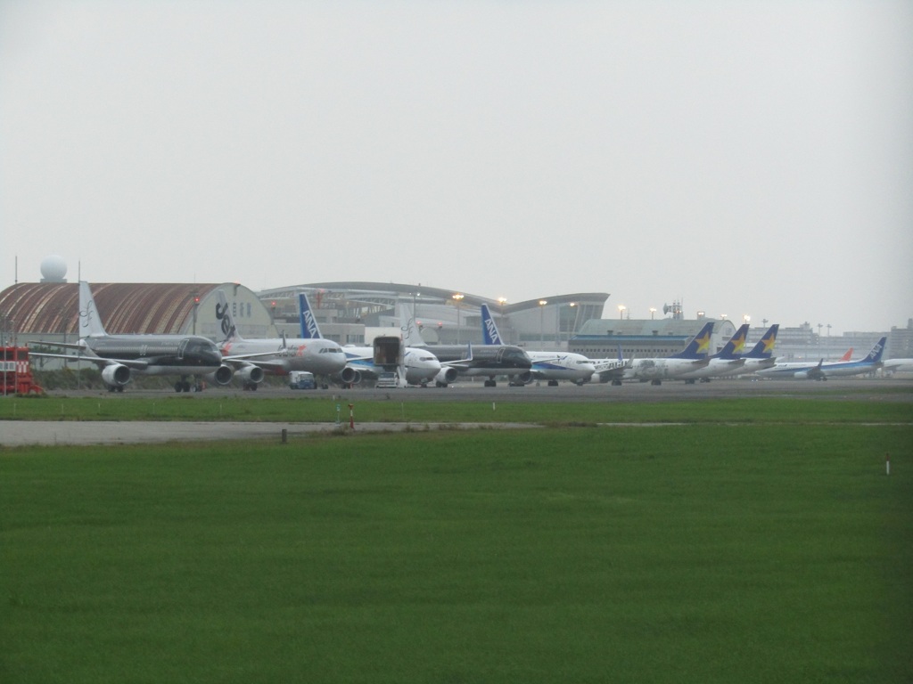 台風の影響で福岡空港で待機する機体　⑩