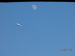 月と飛行機
