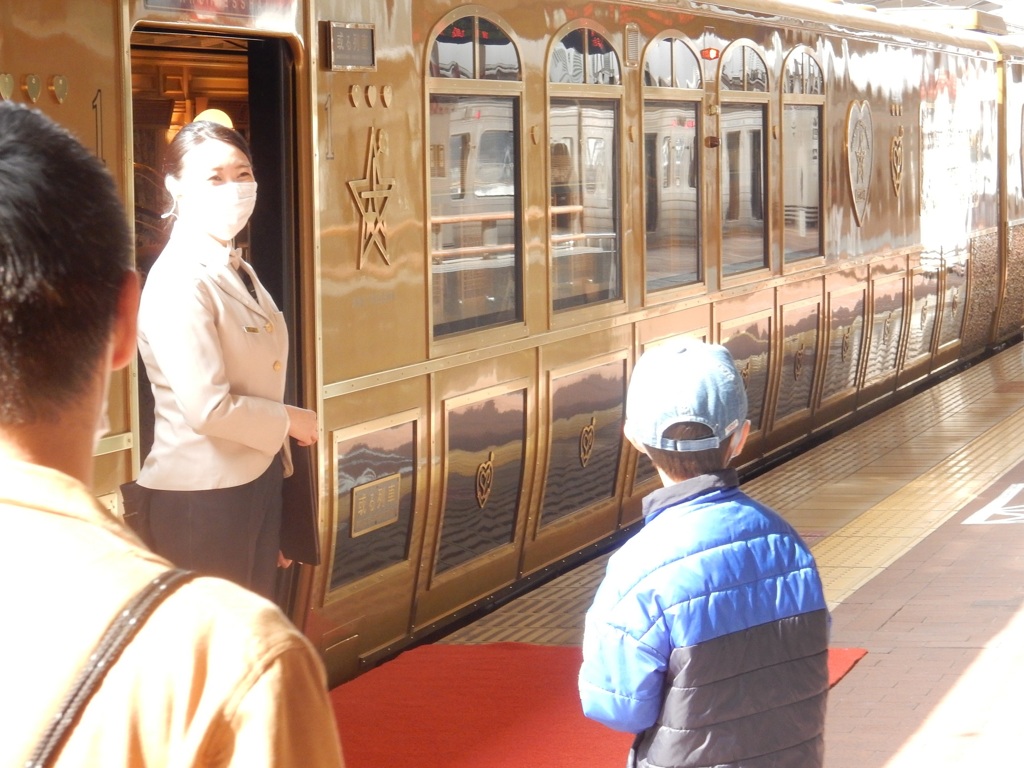 SWEET TRAIN 或る列車　博多駅にて　③