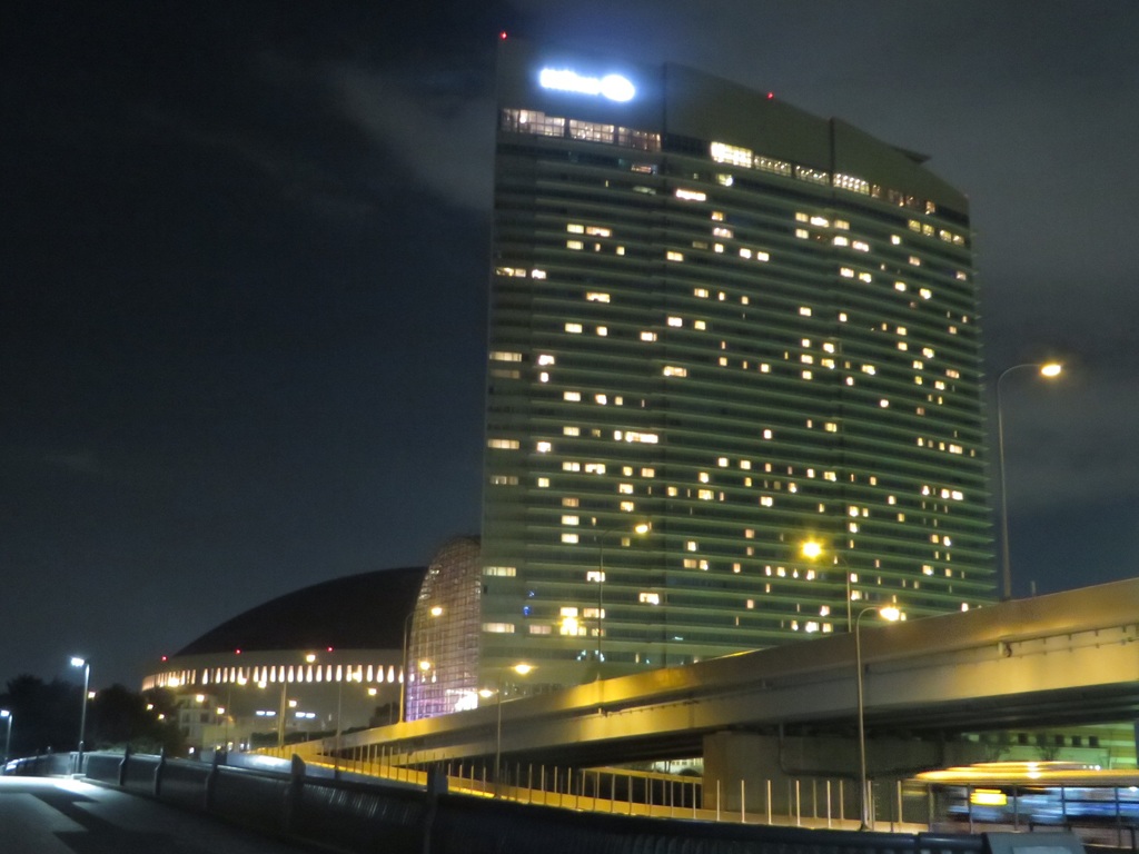 夜の福岡ドームとヒルトンホテル