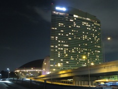 夜の福岡ドームとヒルトンホテル