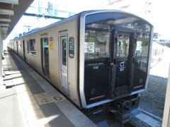 篠栗線の817系を目の前から