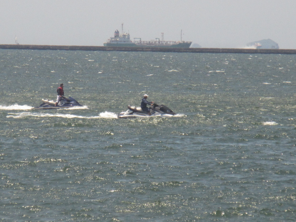 博多港にて水上バイクを楽しむ人②