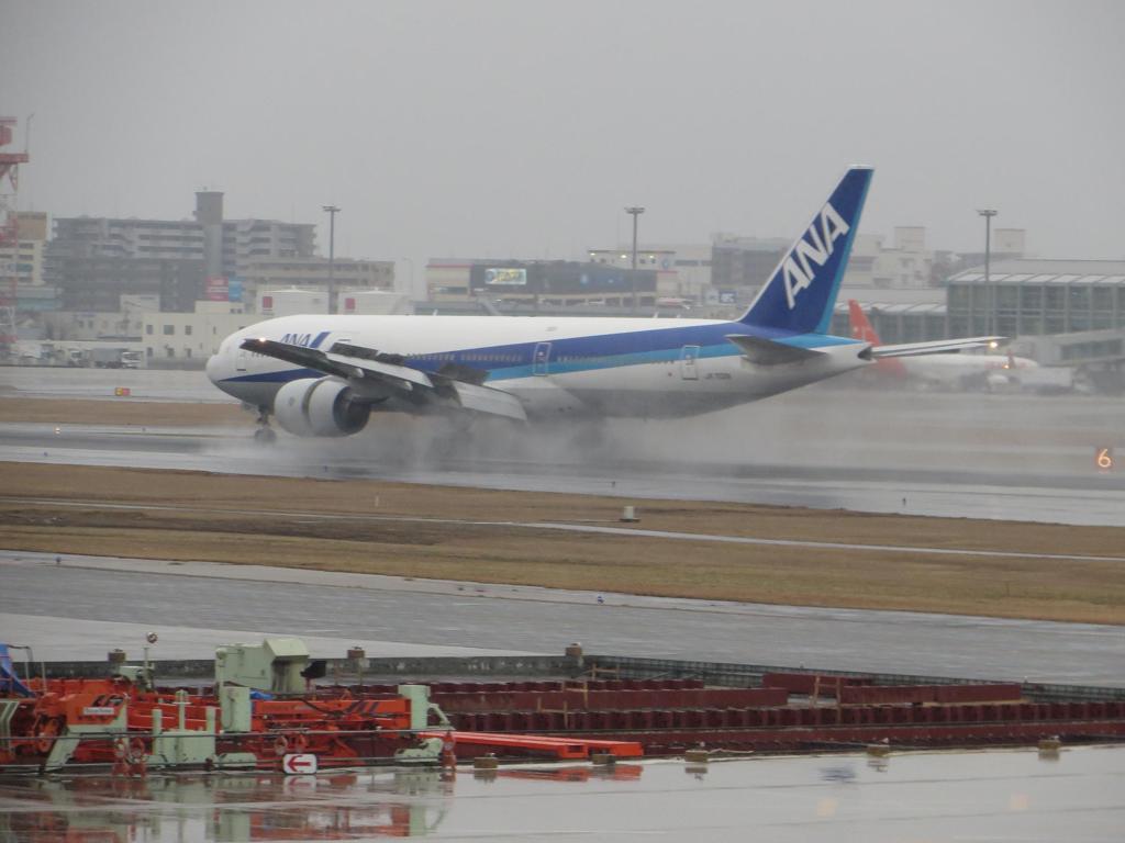 雨の中の着陸