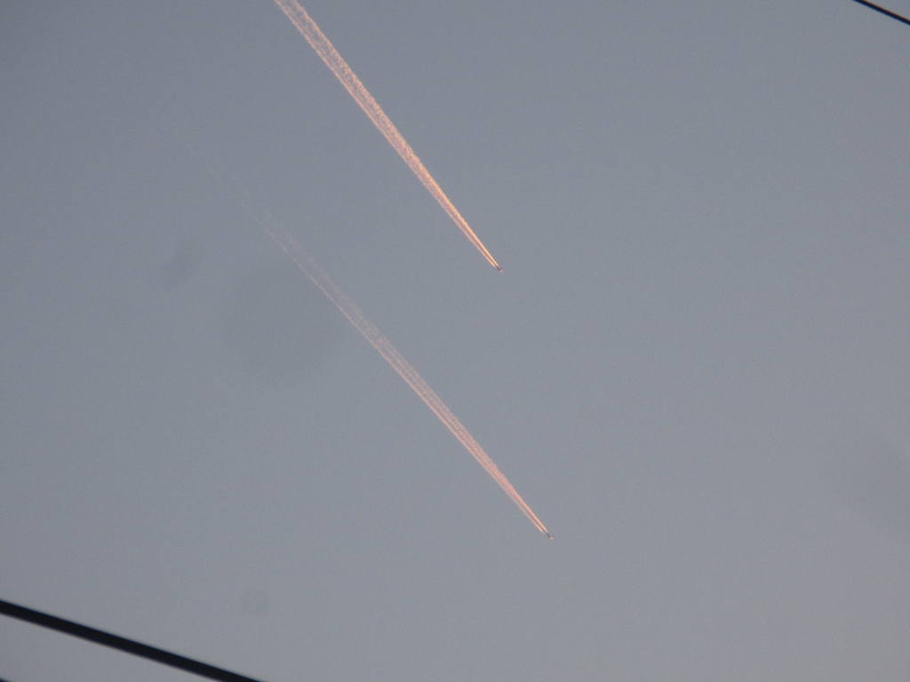 2機平行にならぶ飛行機雲