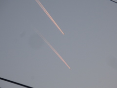 2機平行にならぶ飛行機雲