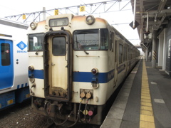 直方駅停車中のキハ147③