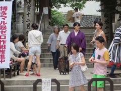 櫛田神社を訪れる人々