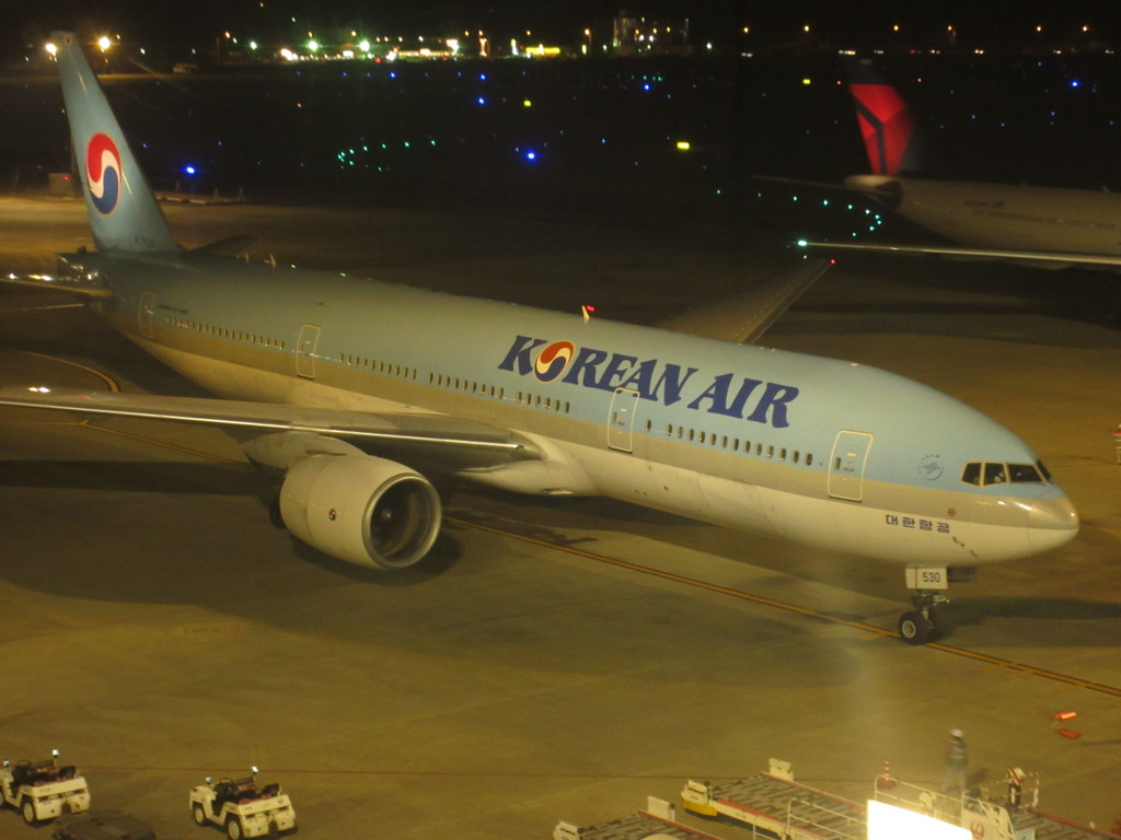 大韓航空　B777-200到着