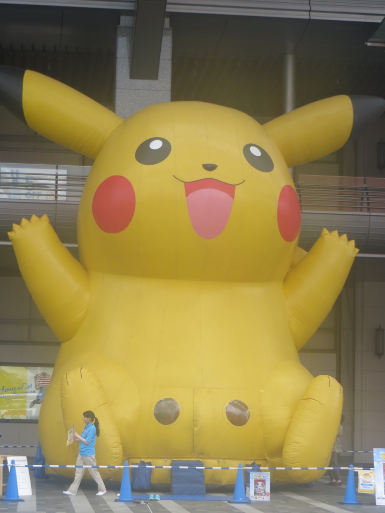 博多シティ前の大きなポケモン