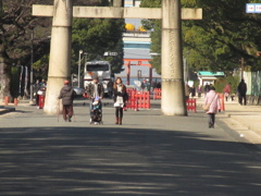 望遠拡大した参道