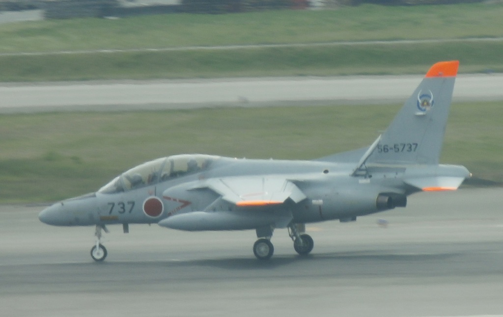 航空自衛隊T-4訓練機離陸