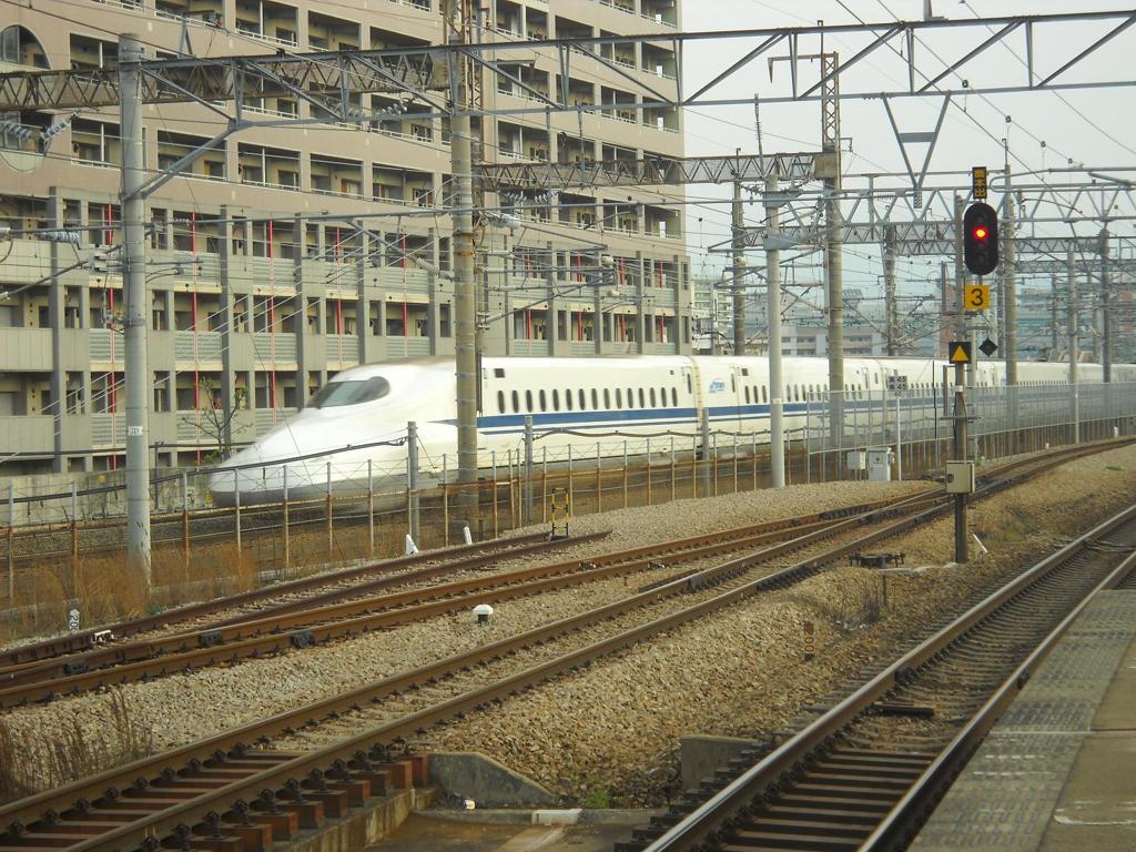 鹿児島本線吉塚駅付近を走行するN７００系