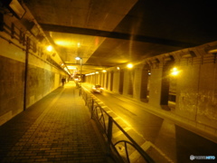夜のトンネル