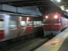 駅を通過する貨物列車