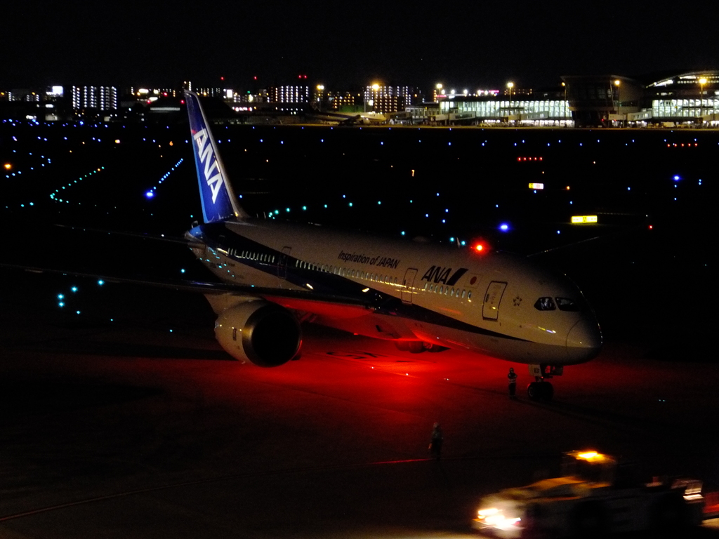 夜の福岡空港を出発　①