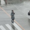 雨の中乗客の案内をする地上スタッフ②