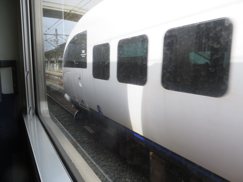 普通列車の車内から見る特急列車の通過