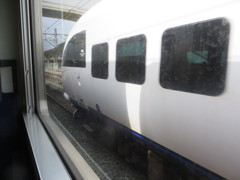 普通列車の車内から見る特急列車の通過