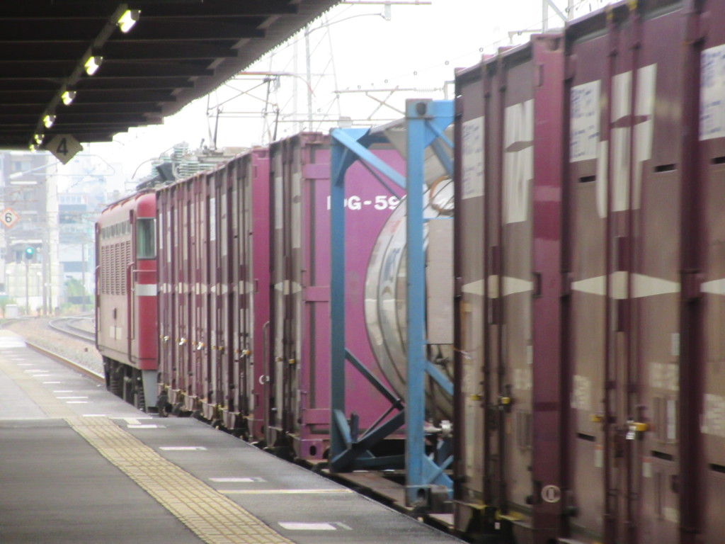 貨物列車の通過