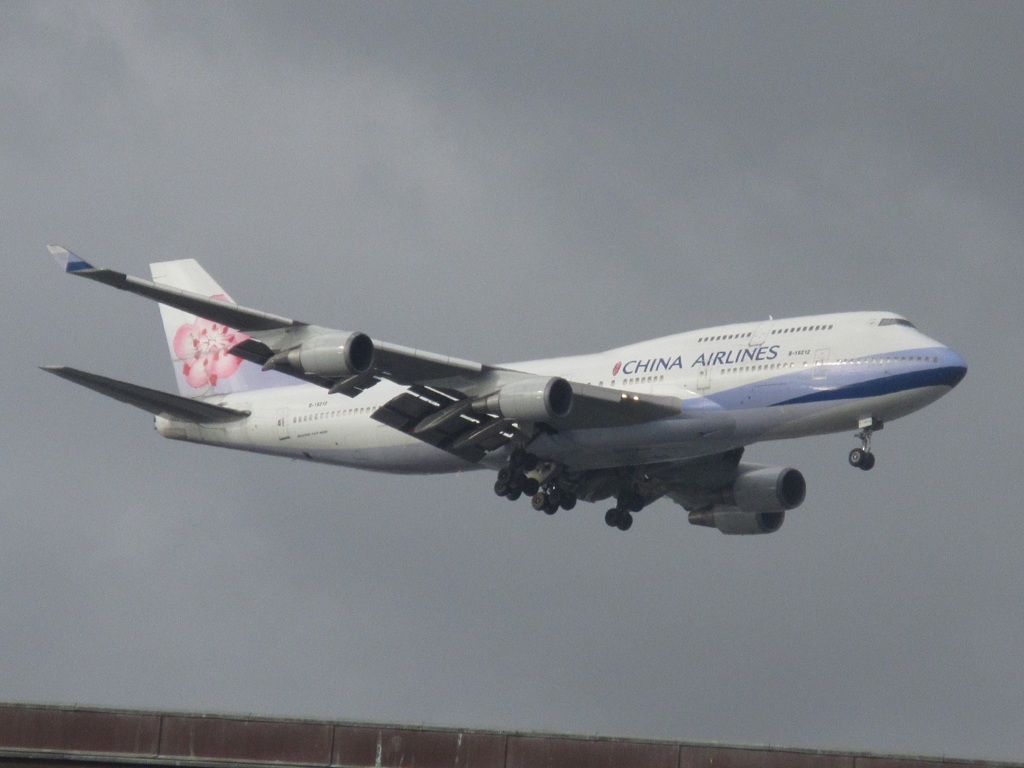CHINA AIRLNE  B747-400  B-18212着陸