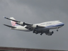 CHINA AIRLNE  B747-400  B-18212着陸
