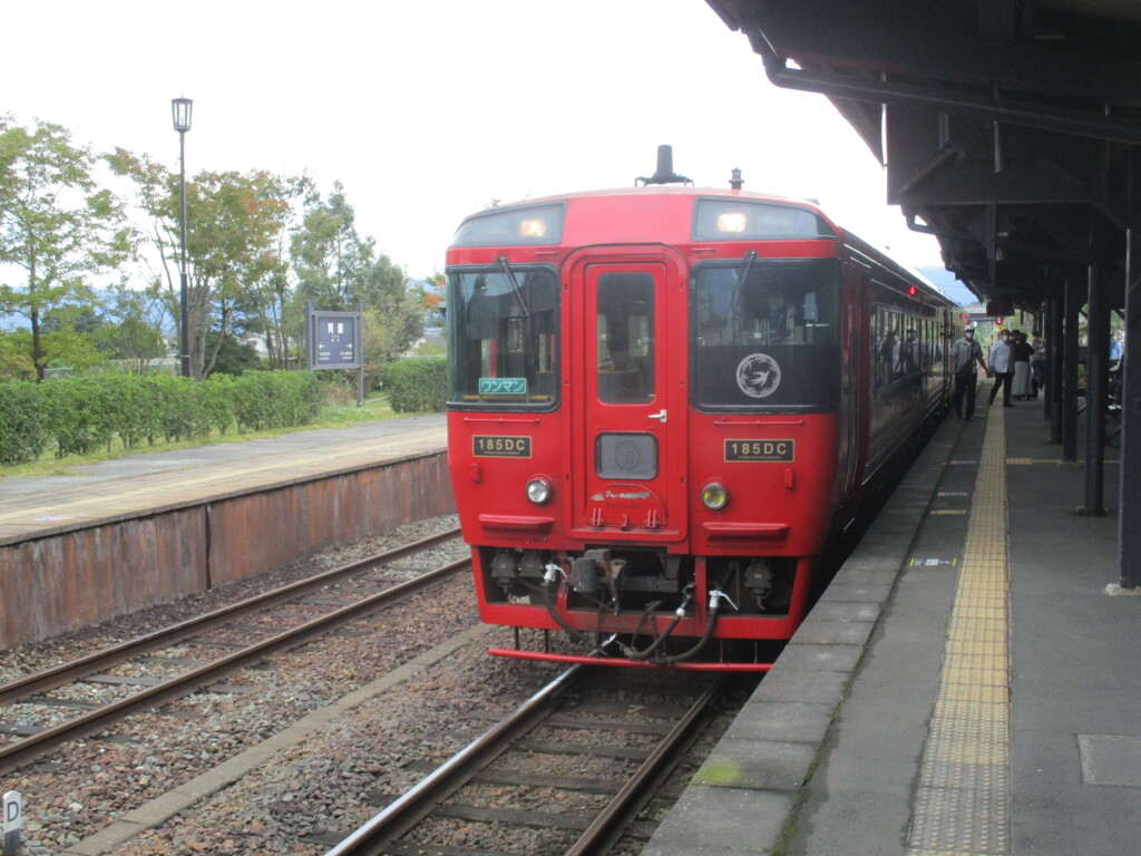 キハ185系九州横断特急　阿蘇駅にて