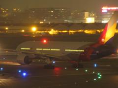 離陸待ちのアシアナB777-200