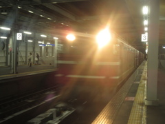 通過するEF81貨物列車
