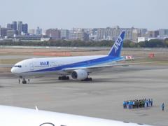 ANA社員一同による777－200の見送り