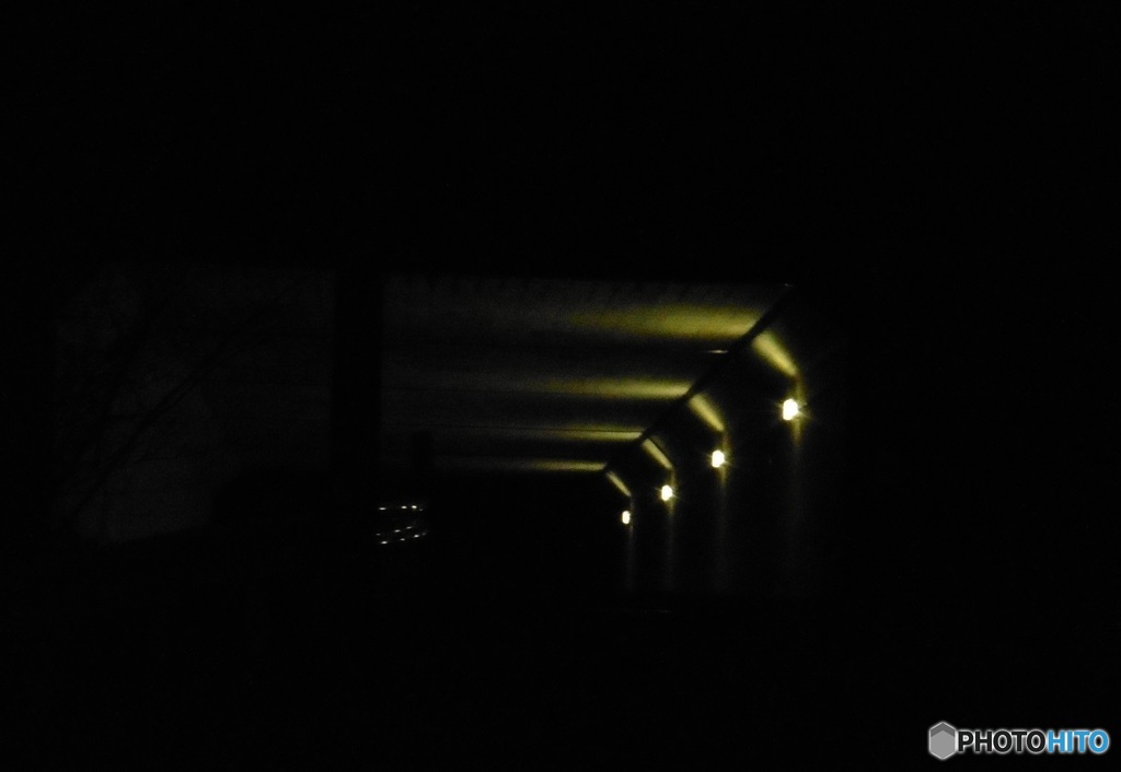 夜のトンネル