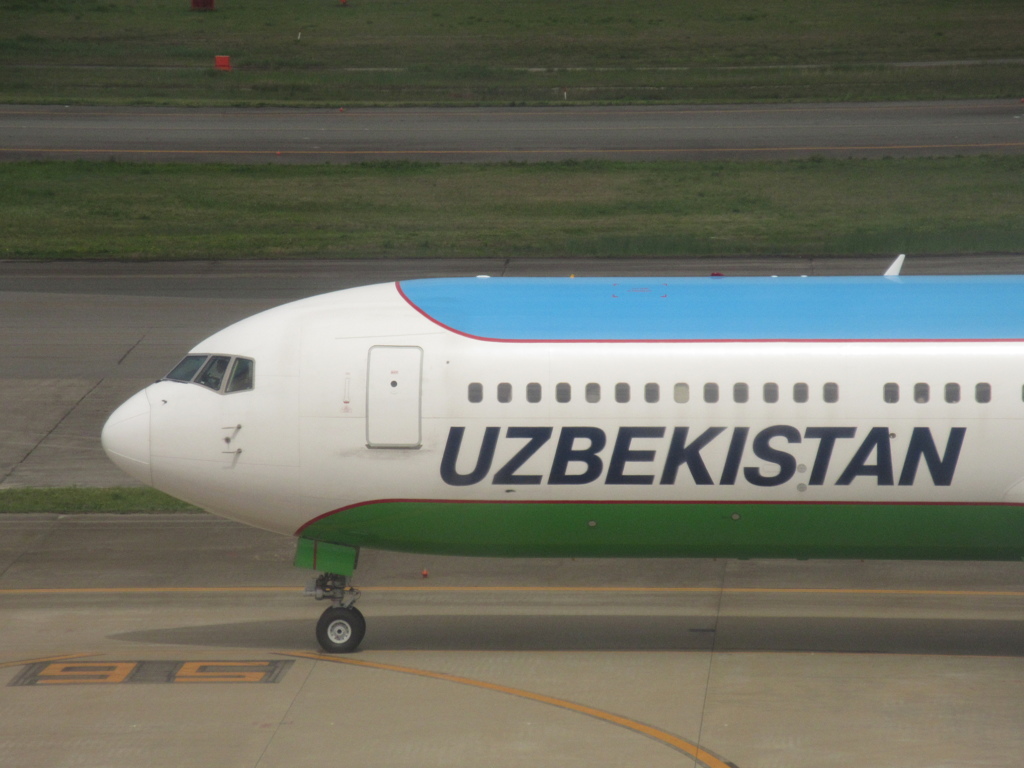 ウズベキスタン航空　B767の福岡飛来③