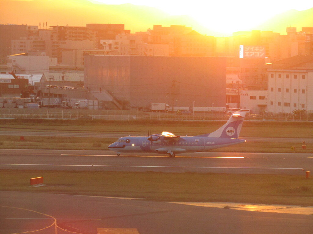 福岡空港にて　夕日と天草エアライン
