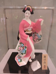 福岡空港に展示してある博多人形