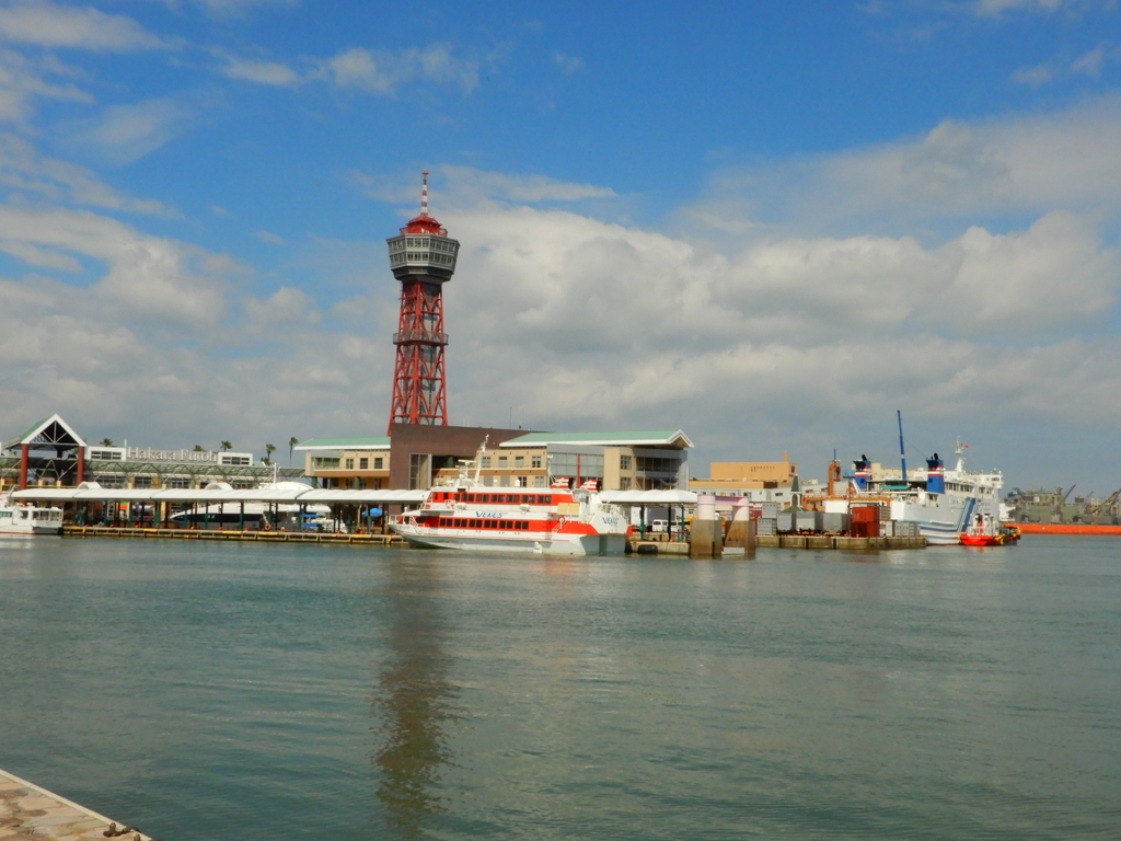 晴れた日の博多港　①