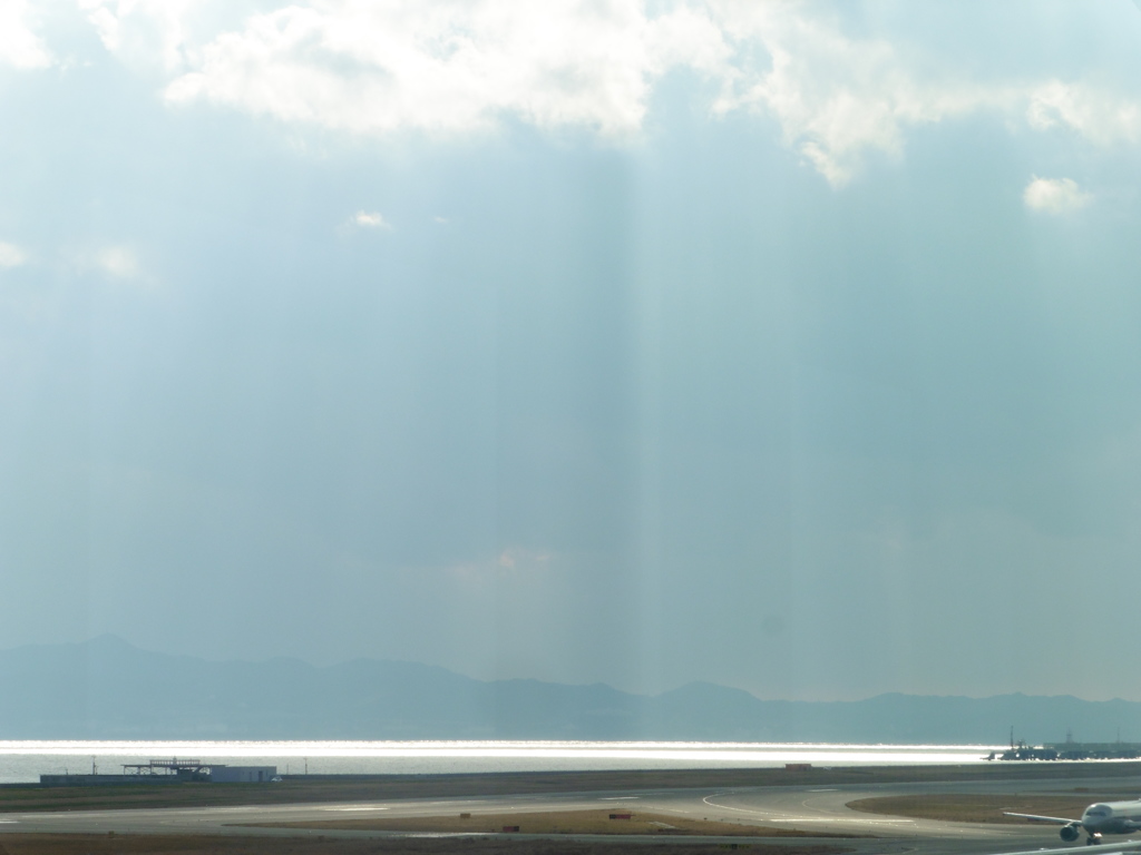 関空の海上にふりそそぐ太陽光