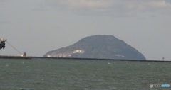 博多港から望む玄海島