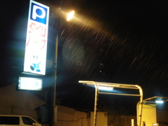 外灯に写って見える吹雪