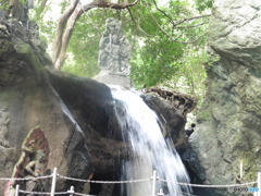 勢いよく落ちる滝
