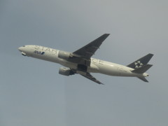 飛ぶANA B777