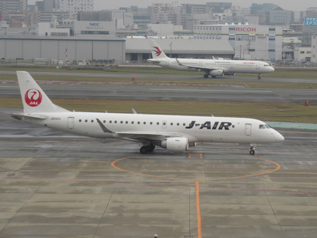 J-AIR  E190  JA247J