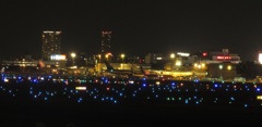 夜の空港ターミナルを遠くから